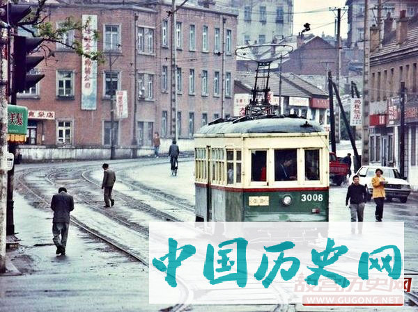 大连老照片：九十年代大连 运营百年的有轨电车