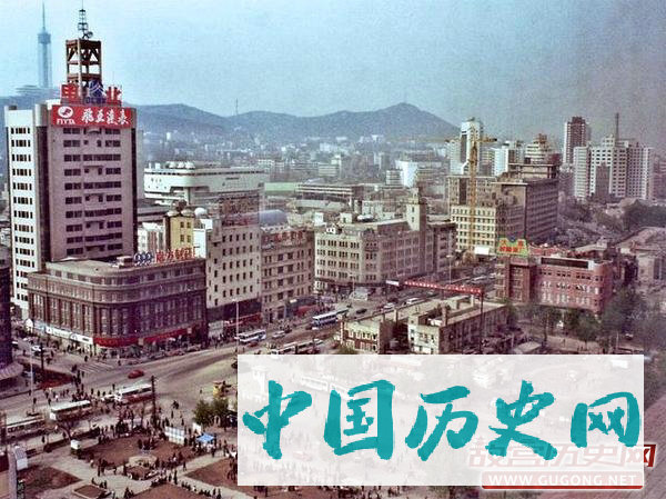 大连老照片：九十年代大连 运营百年的有轨电车