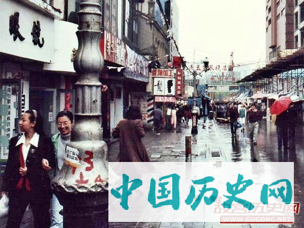 大连老照片：九十年代大连 运营百年的有轨电车
