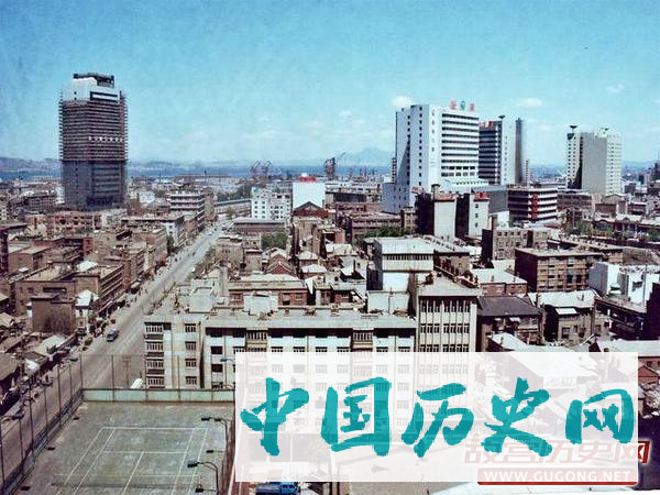 大连老照片：九十年代大连 运营百年的有轨电车