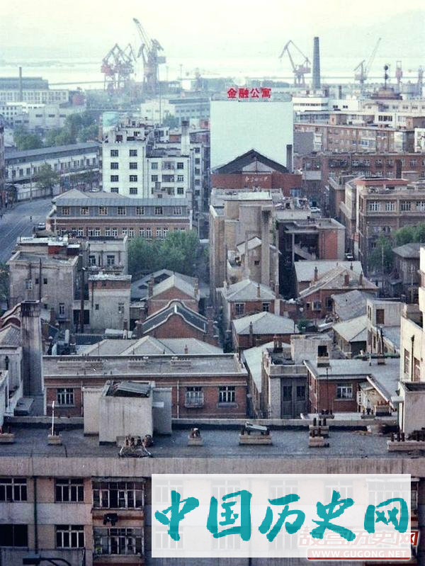 大连老照片：九十年代大连 运营百年的有轨电车