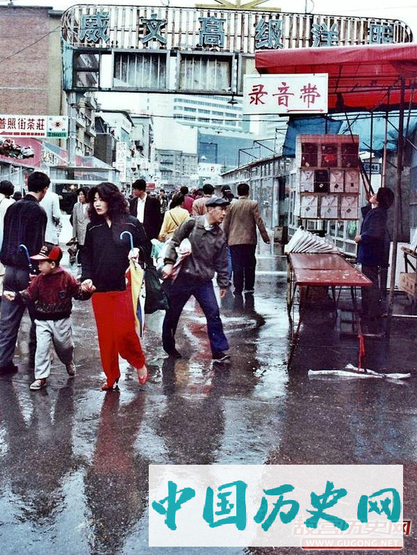 大连老照片：九十年代大连 运营百年的有轨电车