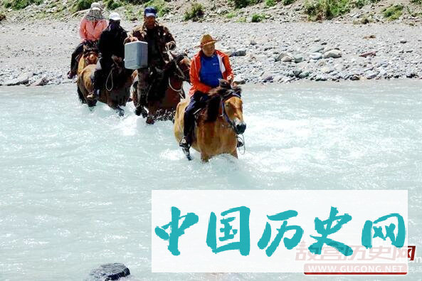 “天山道”科考之记者手记：考古工作者的十八般武艺