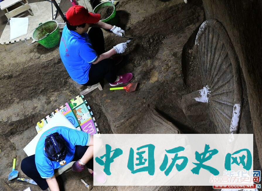 河南新郑郑国车马坑三号坑考古加紧进行