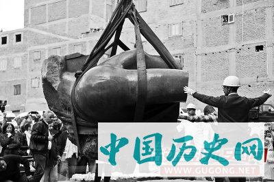 开罗出土巨型雕像残块 考古学家推断属拉美西斯二世雕像