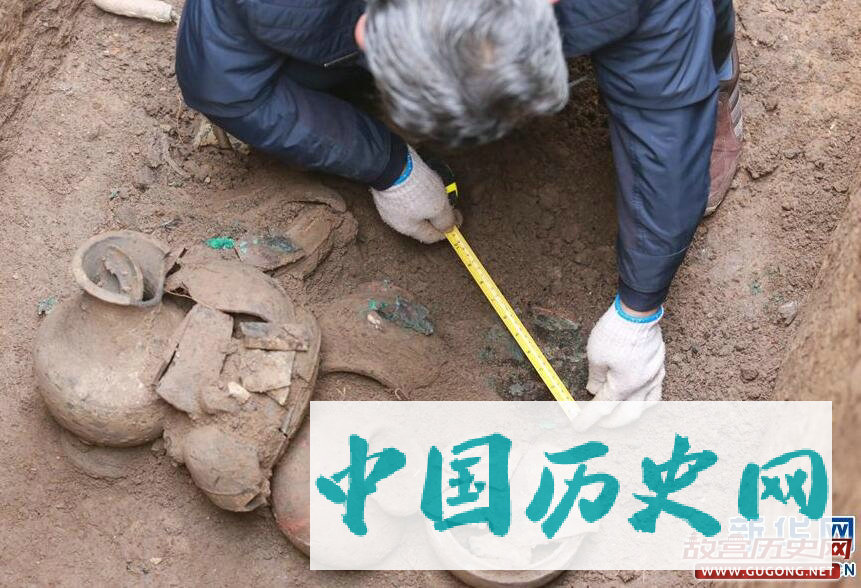 河南发掘一战国武将墓 出土青铜剑戈