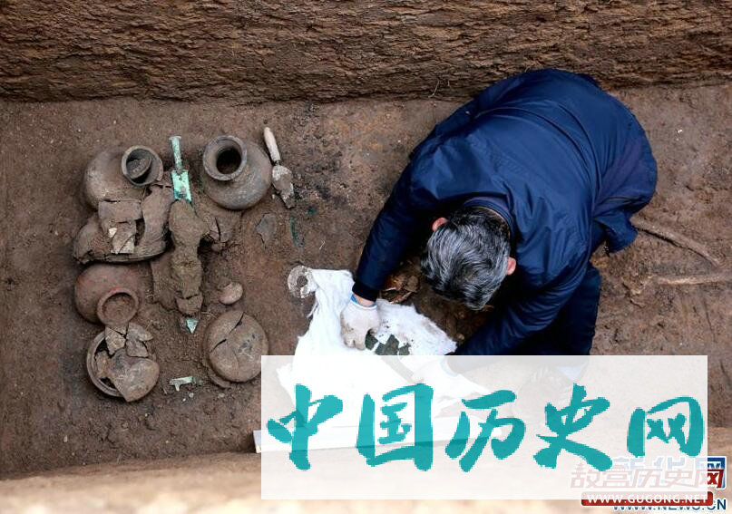 河南发掘一战国武将墓 出土青铜剑戈