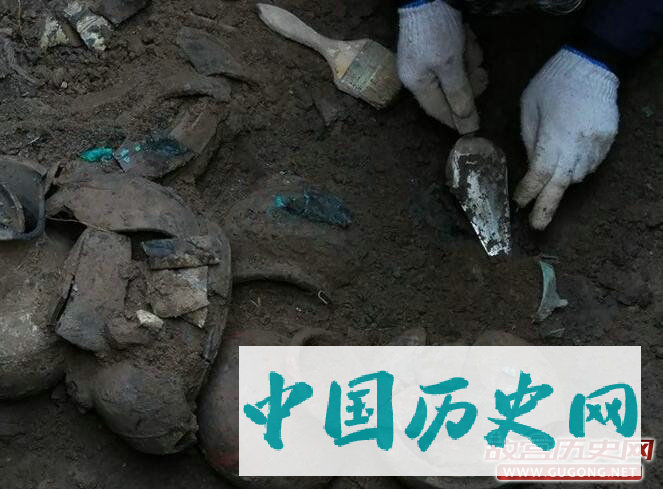 河南发掘一战国武将墓 出土青铜剑戈