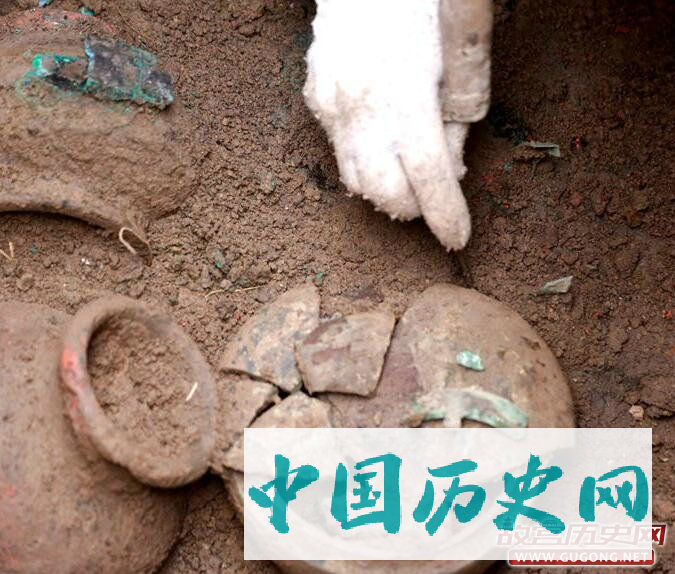 河南发掘一战国武将墓 出土青铜剑戈