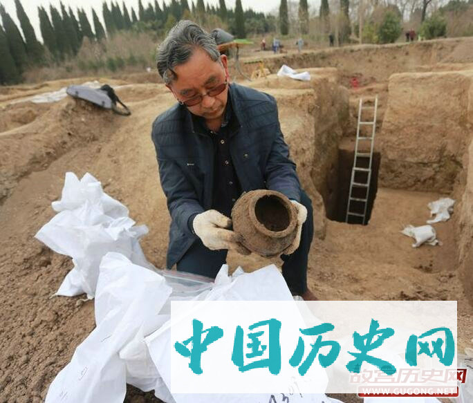 河南发掘一战国武将墓 出土青铜剑戈