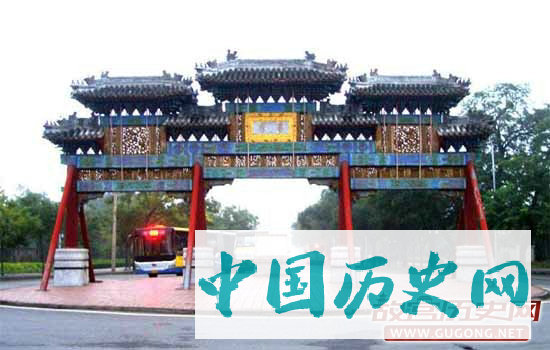 颐和园东宫门牌楼上的“涵虚”“罨秀”匾额有何寓意？