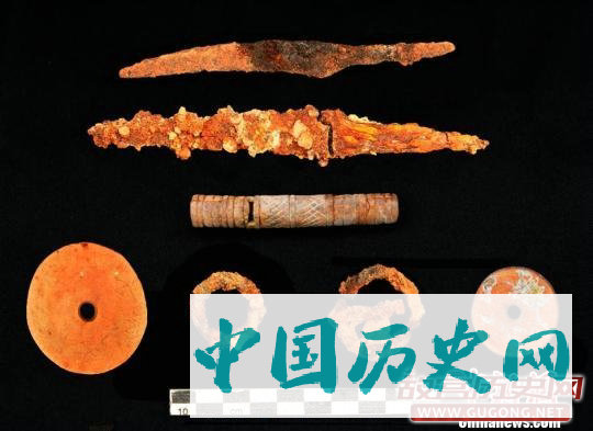 中乌联合考古在撒扎干遗址大型墓葬发现金器80件
