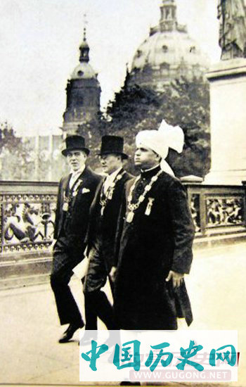 1936年，中国代表团总领队王正廷（中）和国际奥委会官员，一起步入会场