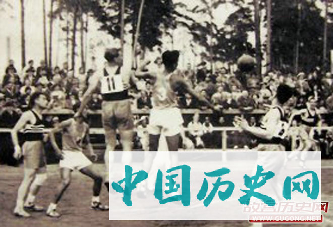 1936年8月9日，柏林奥运会首轮篮球比赛中，中国队以45比38战胜法国队