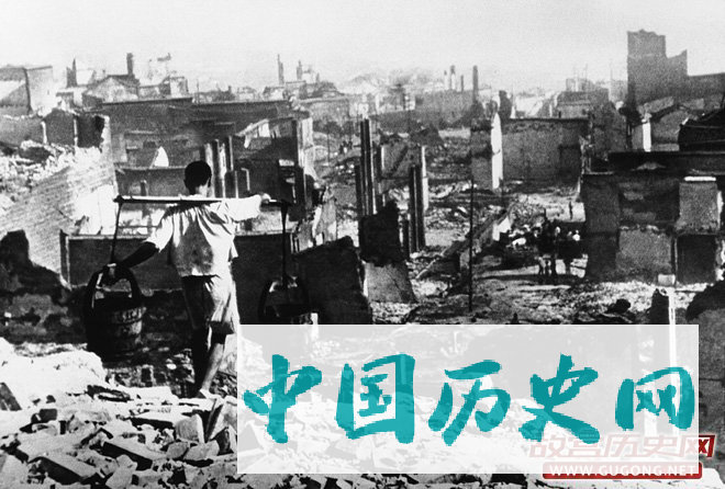 1940年，被日军空袭成一片废墟的重庆一隅
