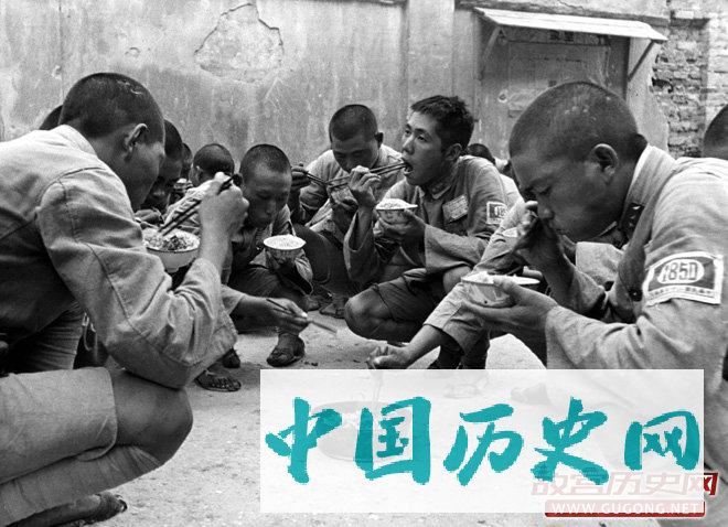 1939年3月25日，参加南昌会战的国军某部战士在用餐