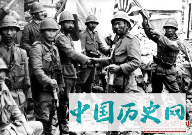 1937年11月，上海废墟间的日军
