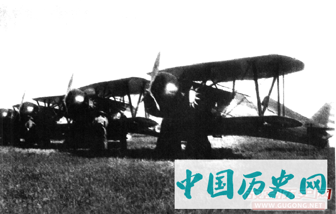 1936年10月34日，上海各界募款捐机10架，停于龙华机场
