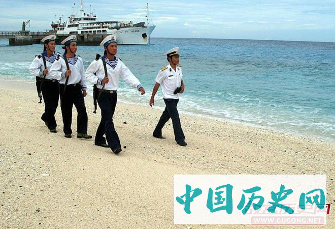 越南海军在侵占的安波沙洲（属南沙群岛）上巡逻