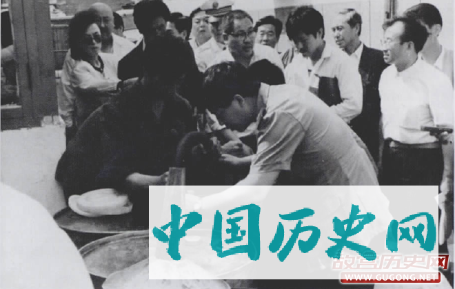 王洪成当众表演“水变油”