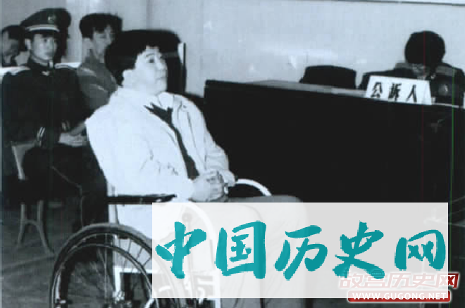王洪成在法庭上接受审判。除“水变油”外，王还曾一度宣称自己发明了“永动机”