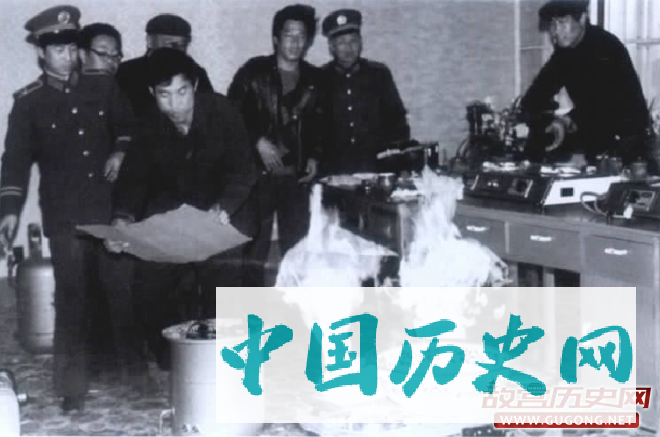 王洪成当众表演“水变油”