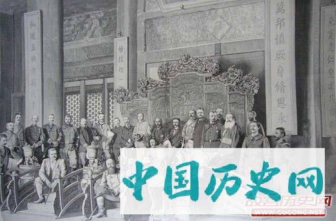 图：八国联军攻陷紫禁城后，在乾清宫内合影。联军带来了新的凿井技术，使京城民众得以饮用到地下几百米处的甜水。