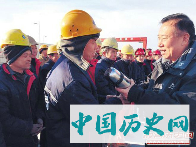 图：在今天，能喝上热水的保温杯并不是所谓“大院文化”的产物，它受城市中老年人喜爱，也是农民工出行的标配