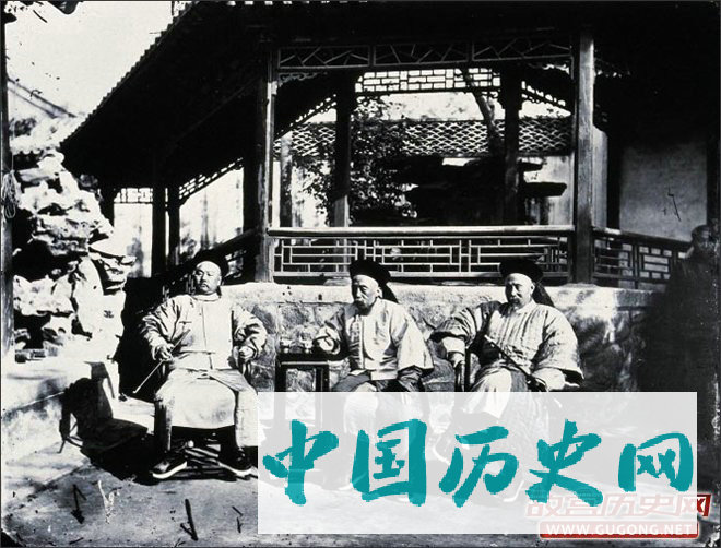 图：1871年，汤姆逊为总理衙门满大臣成林、文祥、宝鋆（从左至右）拍摄的合影。照片中的茶几显示，这些人属于爱喝热水、戒饮凉水的那部分中国人。